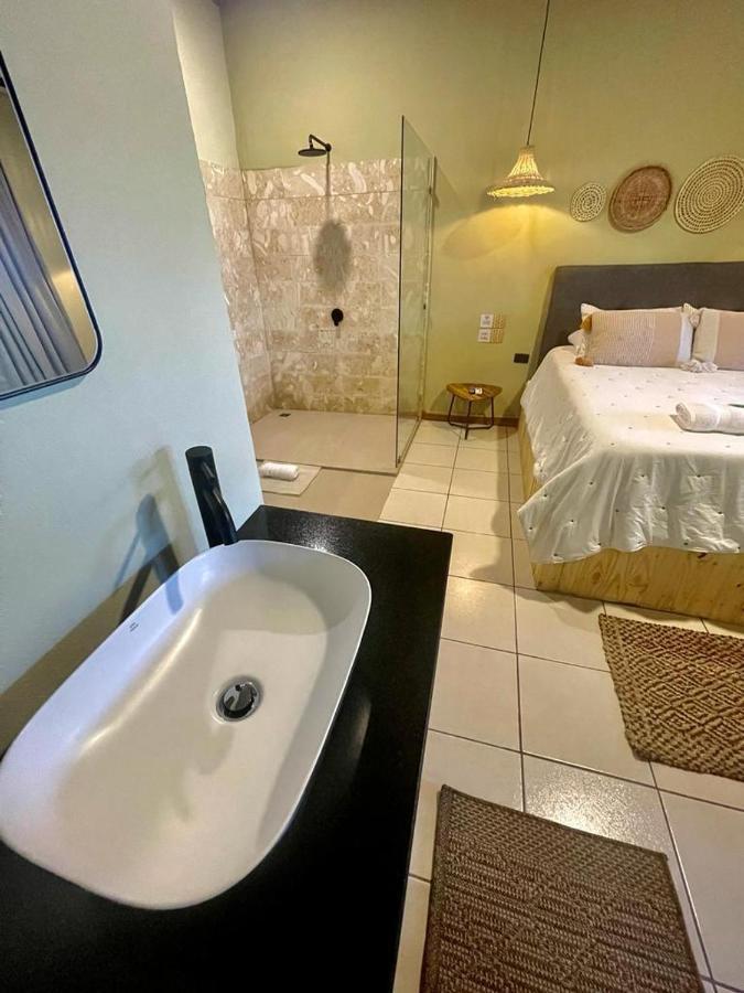 Hotel Y Cabinas Del Tropico Guápiles Buitenkant foto